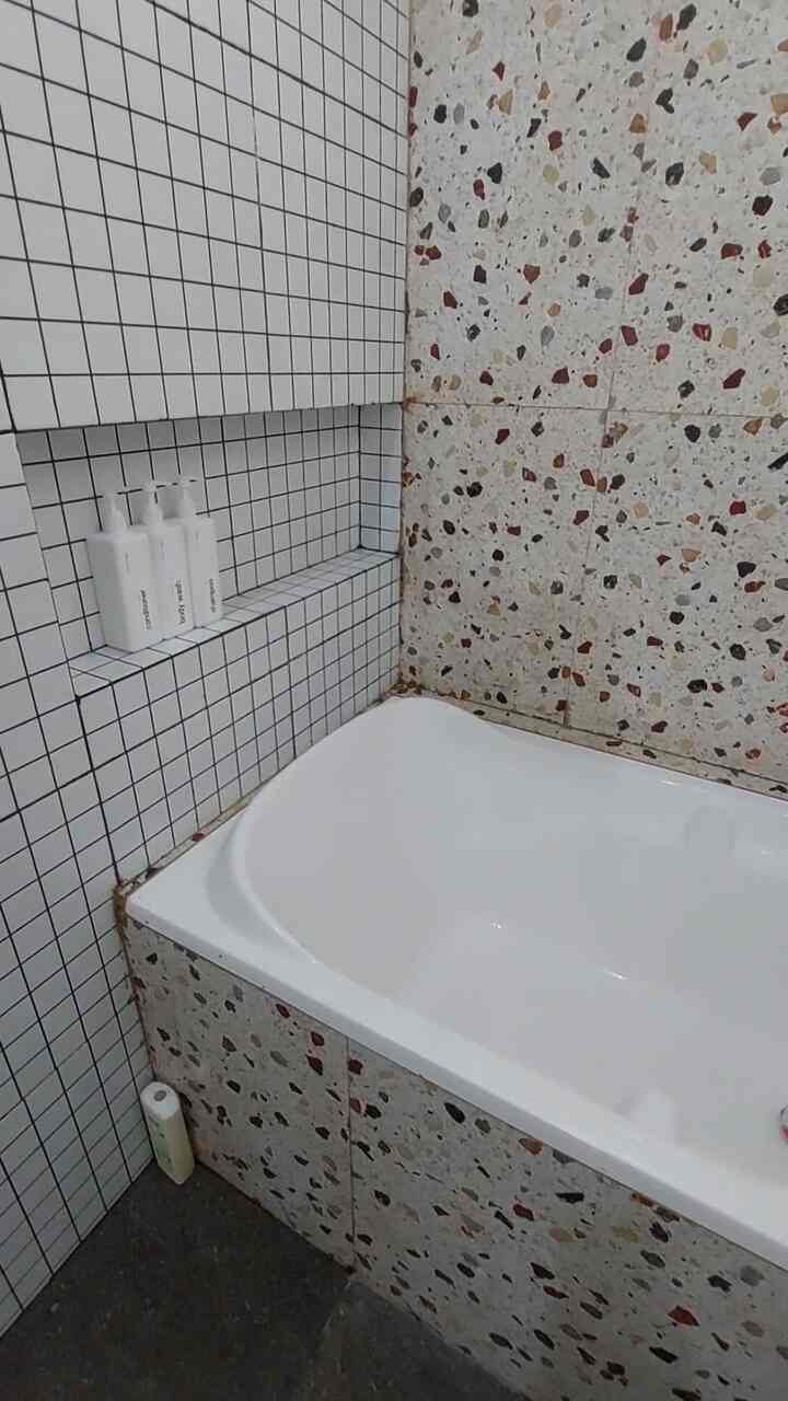 Waktu pertama kali ngebayangin kamar mandi impian di Wirahouse, Bukdee pengin banget punya satu spot khusus buat me time. Akhirnya, jadilah si cantik ini: bathtub marble dengan nuansa cerah yang adem dan clean #bathub #kamarmandi 