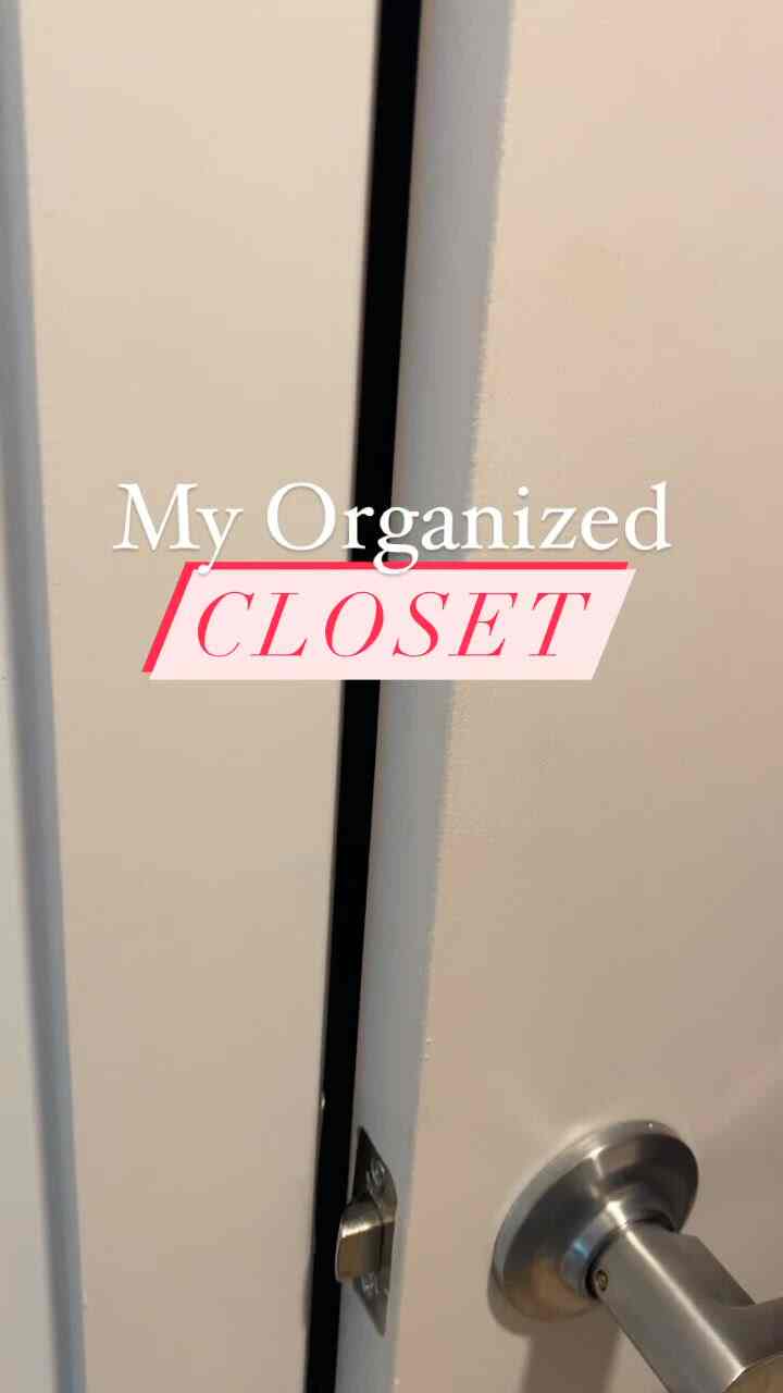 Who doesn’t love organization? Getting fressed has never beasier whwn a closet is functional and organized. 
#closetorganization #storageorganization #organizingclothes #organizingtips 