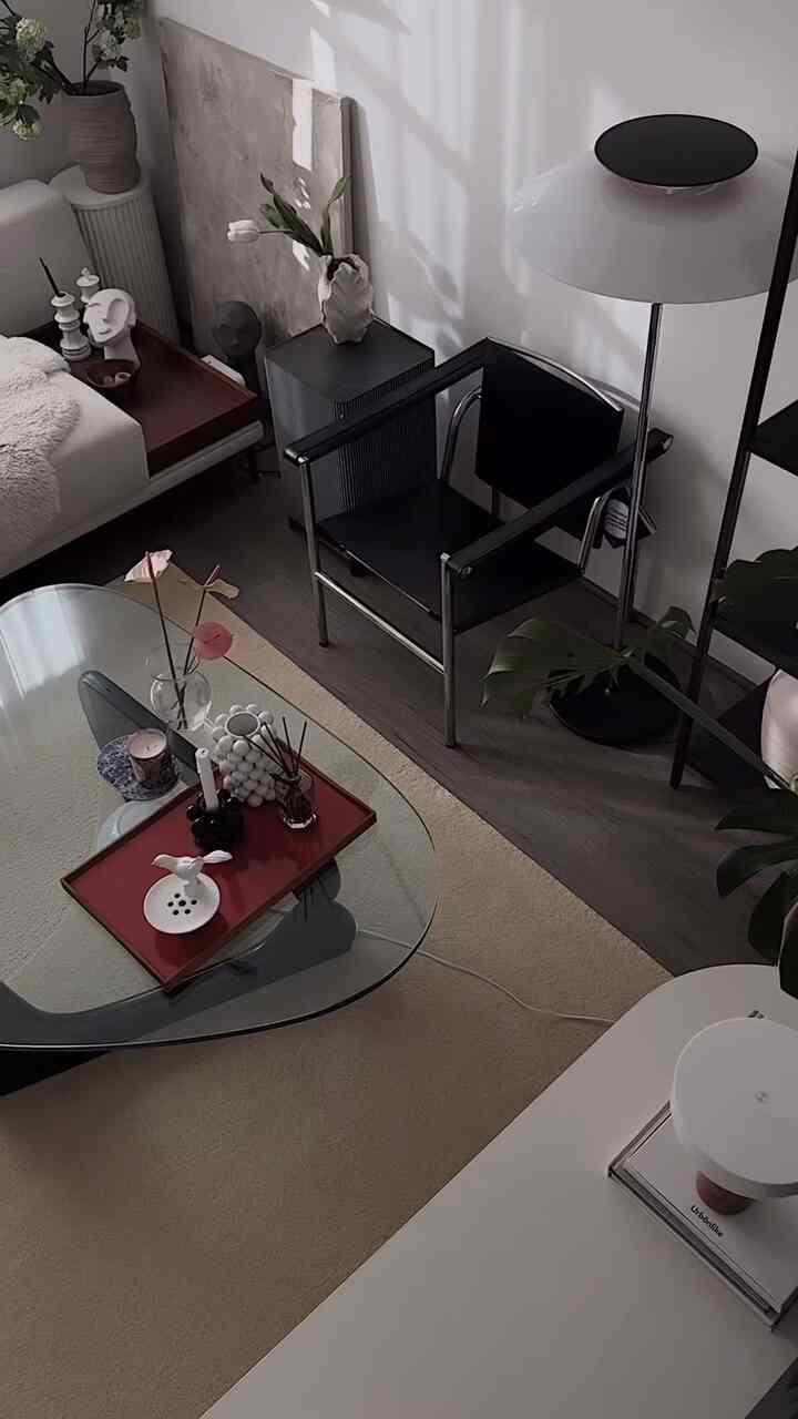 The living room in autumn when the sun deepens 🔅

#livingroominterior #livingroom #autumn #autumninterior #homedecor #decoraition #midcenturymodern #cassina #LC1 #vase #lamp #rug #flower #flowerinterior 