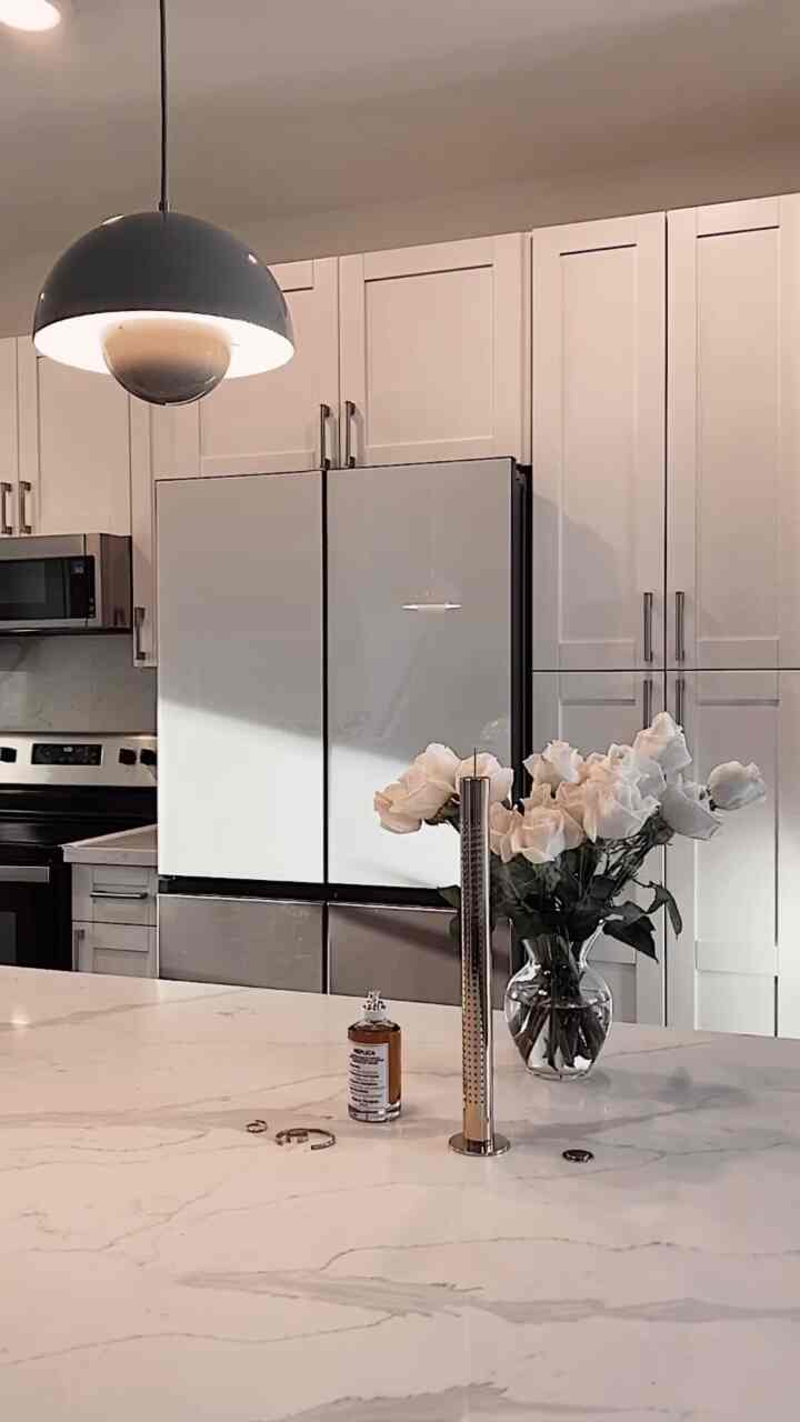 晴れた日の午後、香りとともにリラックス！

#キッチン #kitcheninterior #decoration #flower #flowerinterior #fragrance #decoration #incense #incenseholder #perfume #replica #vase #samsung #SamsungBespoke #whirlpool