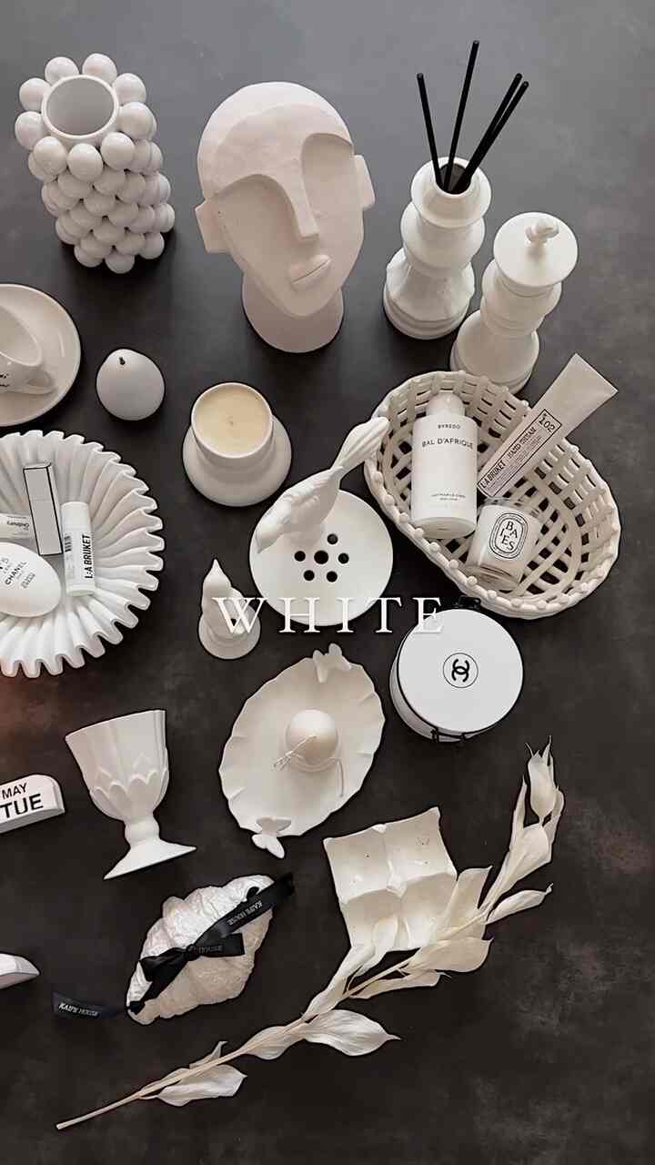 White interior accessories 🤍

#coffeecup #gobletcup #candle #diffuser #marblefruit #tray #sculpture #vase #calender #handcream #bodylotion #plate #decor #minilamp #colordecor