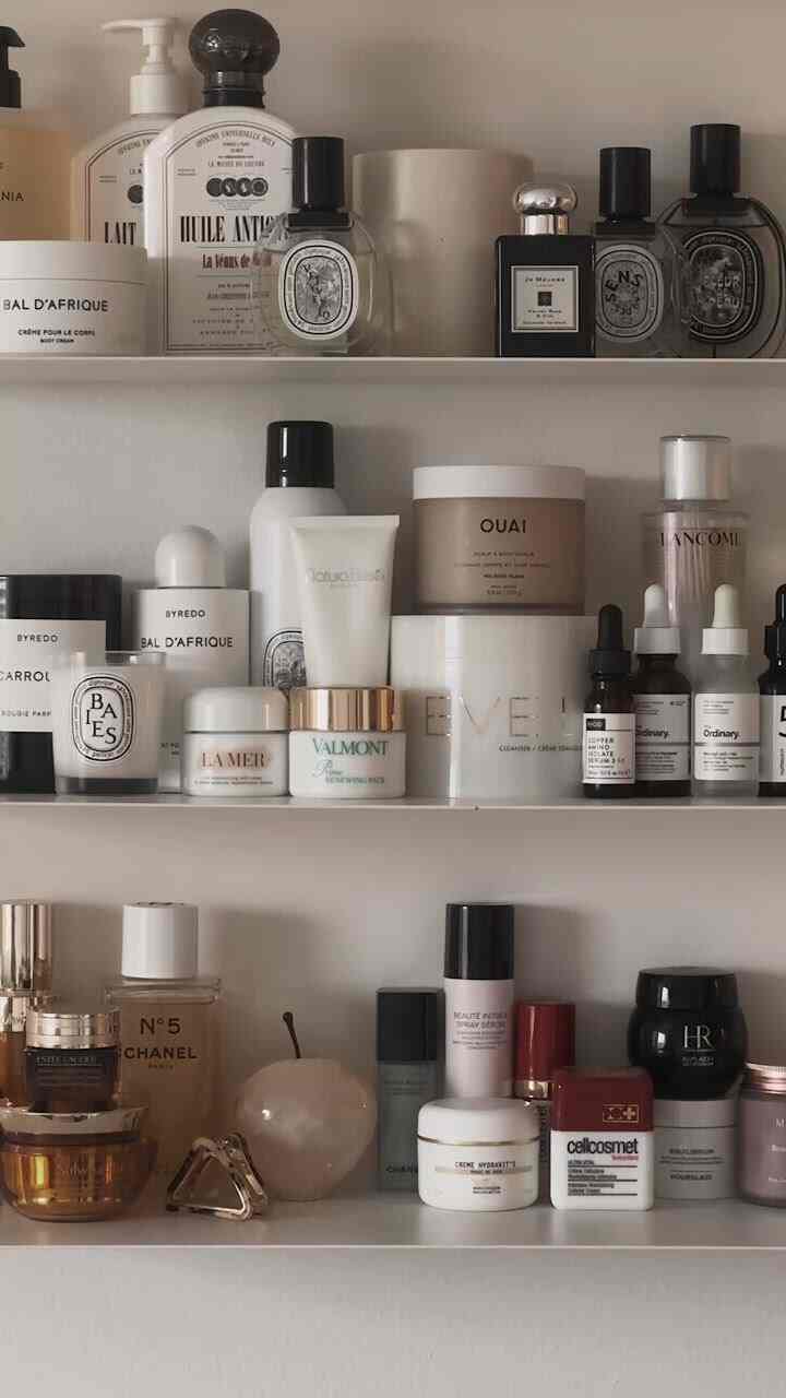 Shelfie 🖤

#shelf #ikeashelf #shelfie #skincare #bodycare #fragrance #perfume #marblefruit #bully #Diptyque #byredo #chanelbeauty