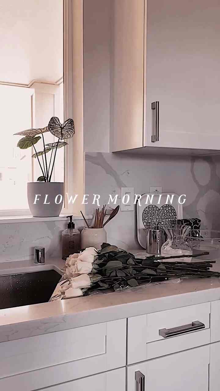 Flowers bring life into the house 💐

#flower  #kitchen #kitcheninterior #kitchenlife #kitchendecoration #vitra #tray #teapot #vase #Planterrier #plant 

