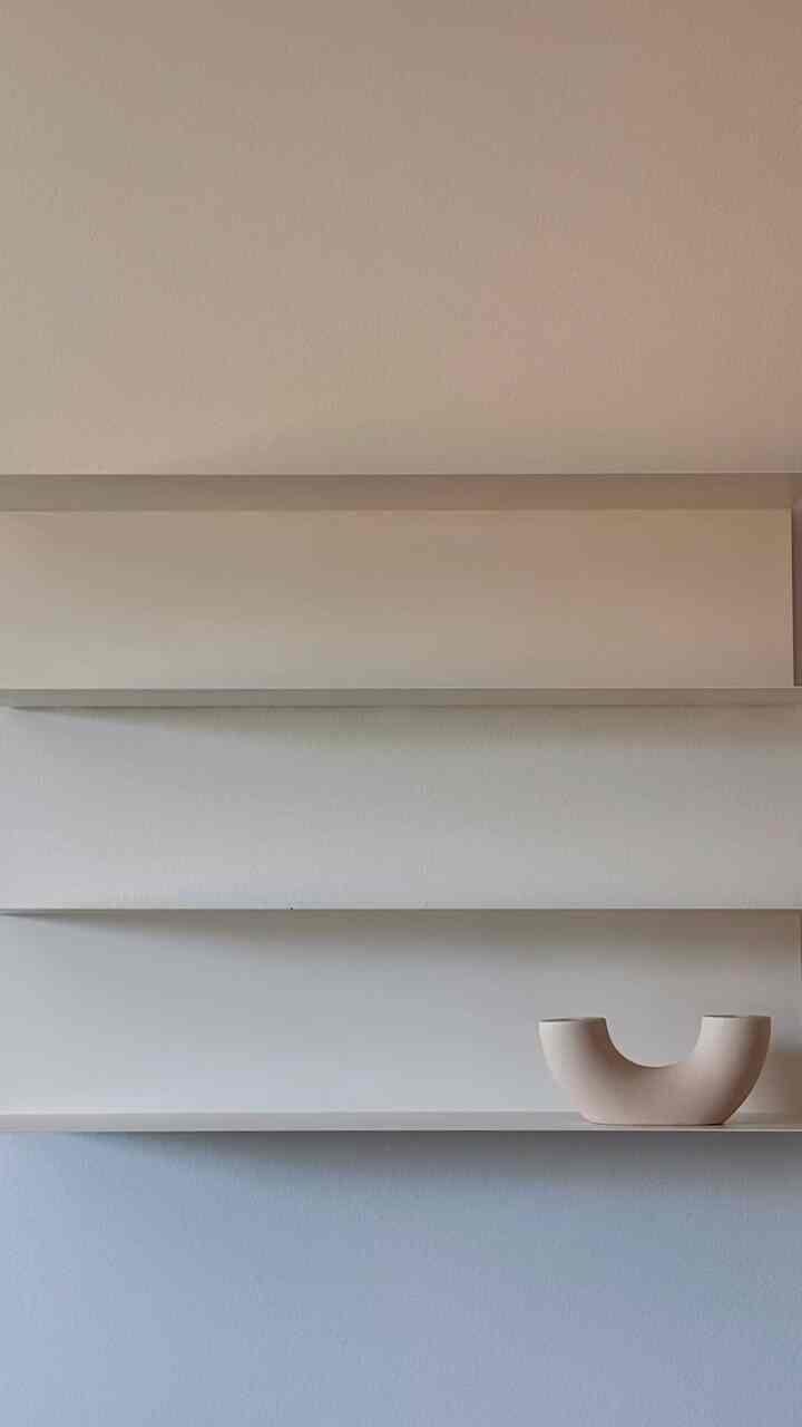 Shelf decoration 🤎


#shelf #ikeashelf #shelfie #fragrance #homefragrance #vase #candle #candleholder #roomspray #bodyoil #showergel #bodywash #bodylotion 