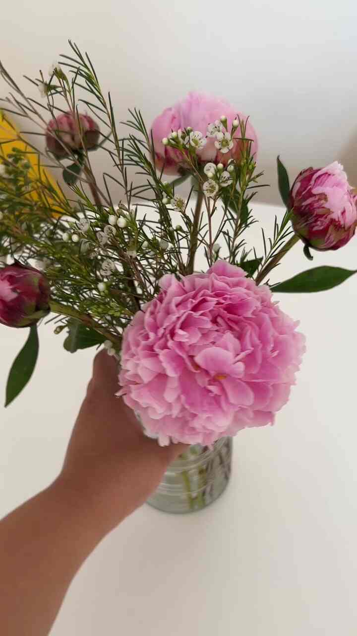 Peonies and matcha are on my dopamine menu 🌸 as well as the birds you hear chirping through my windows 🫶🏻
#moderneclectic #eclecticdecor #diningtable #flowers #prettykitchen 