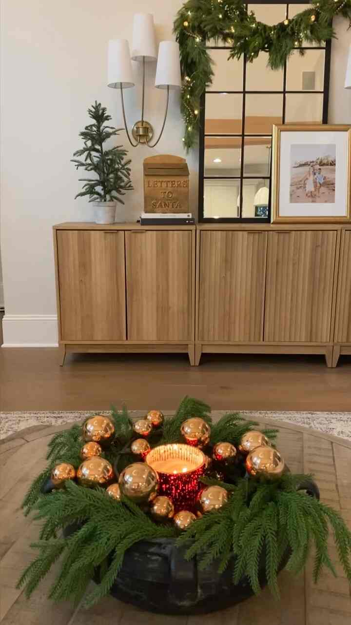 How-to video on making an easy Christmas centerpiece. Items used are link in my photo post! 🎄 #christmastime #christmasdecor #christmascenterpiece 