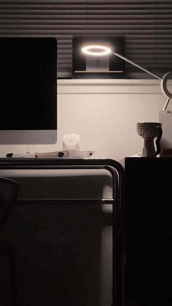 Ruang kerja saya larut malam 🌙🌚

#kantorrumah #homeofficeinterior #wirelesschager #desklamp #Ramun #amuleto #lighting #lightinginterior #desk #imac #deskterrier #deskinterior #calender #mug