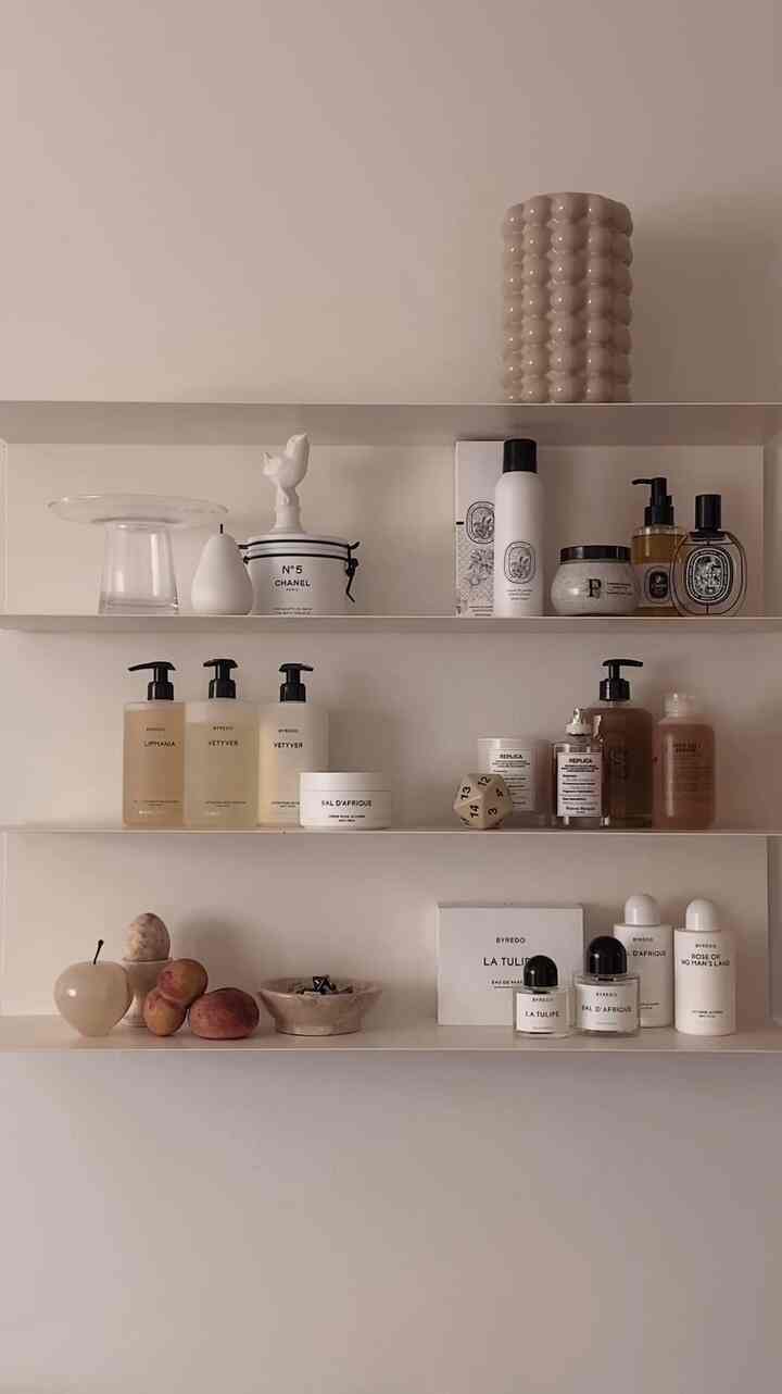 Shelfie 🤎


#shelf #shelfinterior #shelfdecoration #shelfdeco #fragrance #interiorprops #marblefruit #vase #bodywash #bodylotion #ikea #marblebowl #bodyscrub #perfume #diptyque #byredo #Replica 