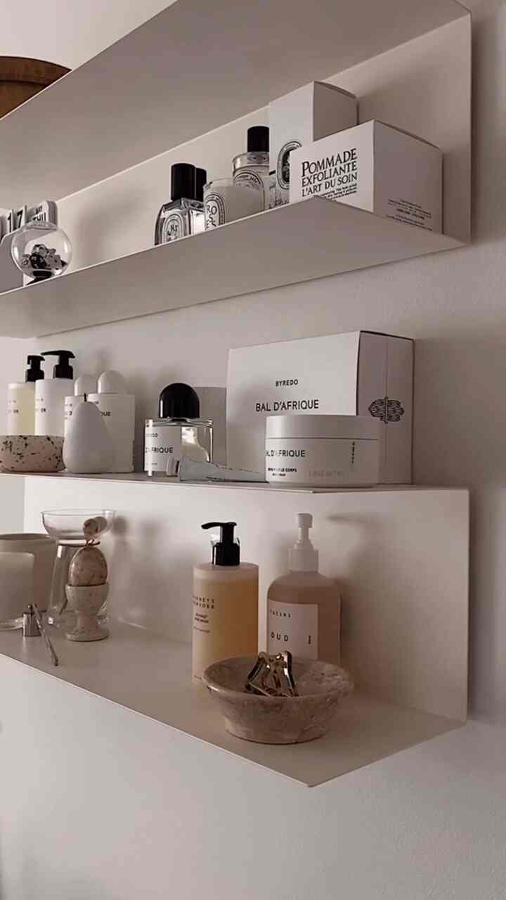 Shelf decoration🖤🖤


#shelf #shelfinterior #shelfdecoration #homedecor #ikea #ikeashelf #marblebowl #fragrance #perfume #homefragrance 