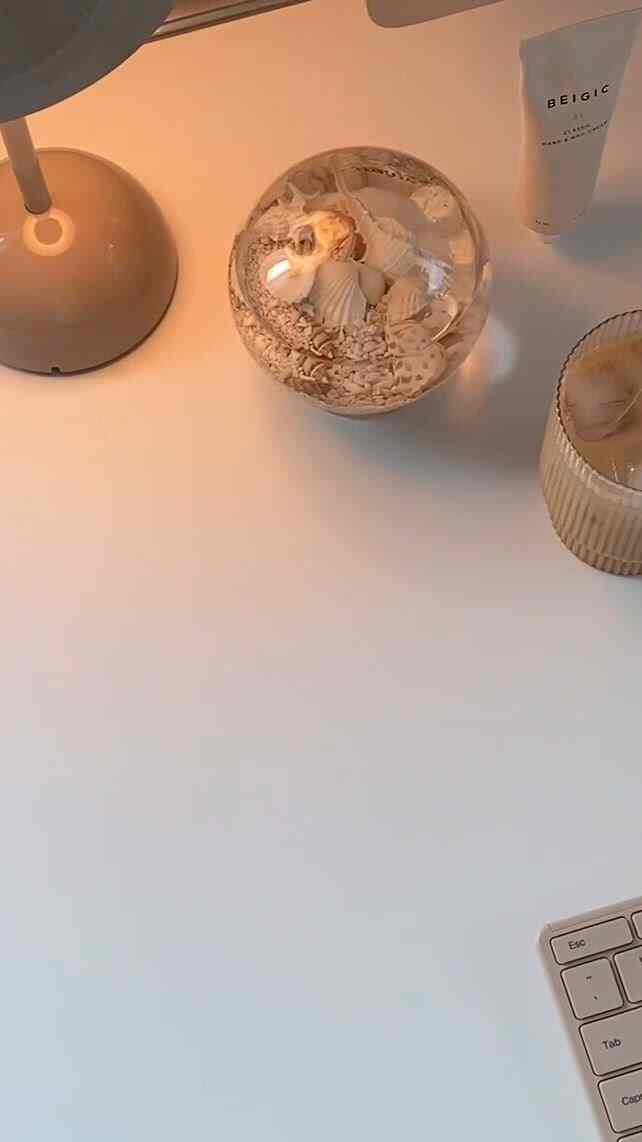 Keyboard krem langsing ⌨️

#homeoffice #homeofficeinterior #deskterrier #desk #deskinterior #deskinterior #desksetup 
#bluetoothkeyboard #keyboard 