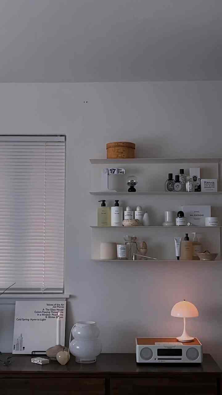 Mid- century modern style bedroom.

#shelf #shelfinterior #shelfdecoration #interiorprops #bluetoothspeaker #lamp #lp #plant #Planterrier #lighting #cabinet #vase #candle