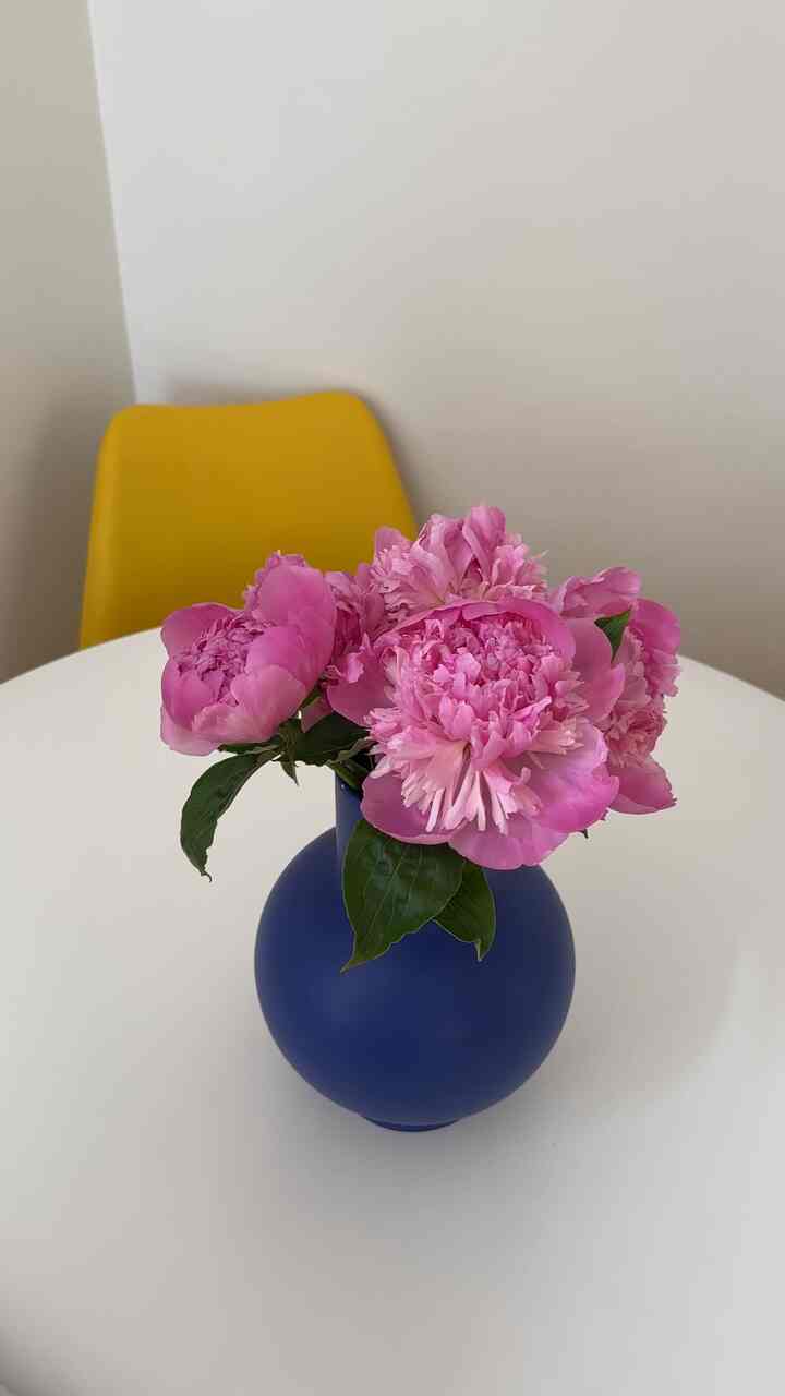 Something about a bouquet of flowers on the dining table 🌸 #flowerarrangement #diningtable #peonies #moderneclectic #colorfulinterior