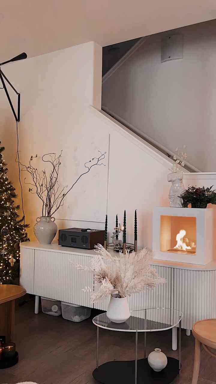 Cozy winter mood 🤎

#livingroom #livingroominterior #livingroomdecoration #Christmasprops #christmas #winter #christmastree #christmasdeco #cabinet #fireplace #Bluetoothspeaker #vase #sidetable #dog #walllamp #lightinginterior #lighting 