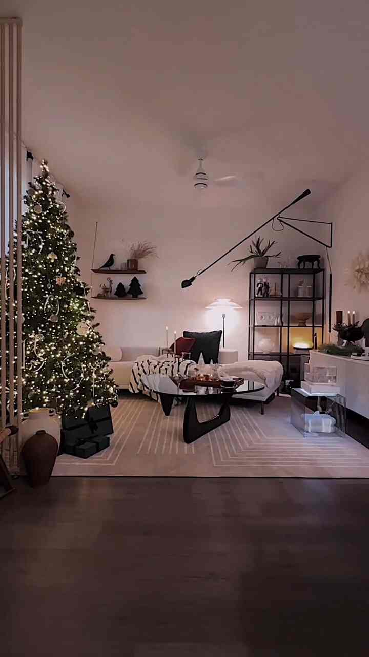 クリスマスがやって来ます！

#livingroominterior #livingroom #Christmasprops #christmastree #christmas #Christmasinterior #christmasdeco #midcenturymodern #lighting #cozy #lightinginterior
