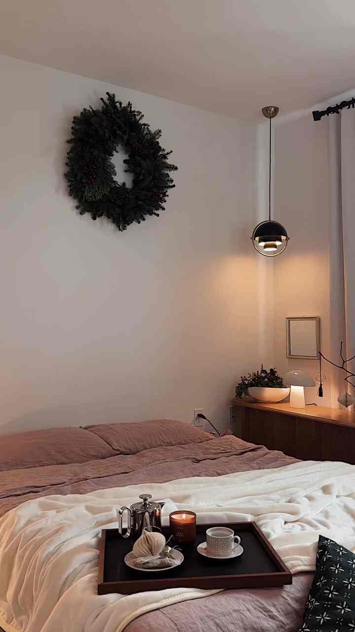 Cozy christmas season bedroom styling.

#bedroom #bedroominterior #bedroomdecor #bedding #linenduvet #christmasseason #christmas #Christmasprops #christmasdecoration #cushion #lighting #lightinginterior #cozyroom 