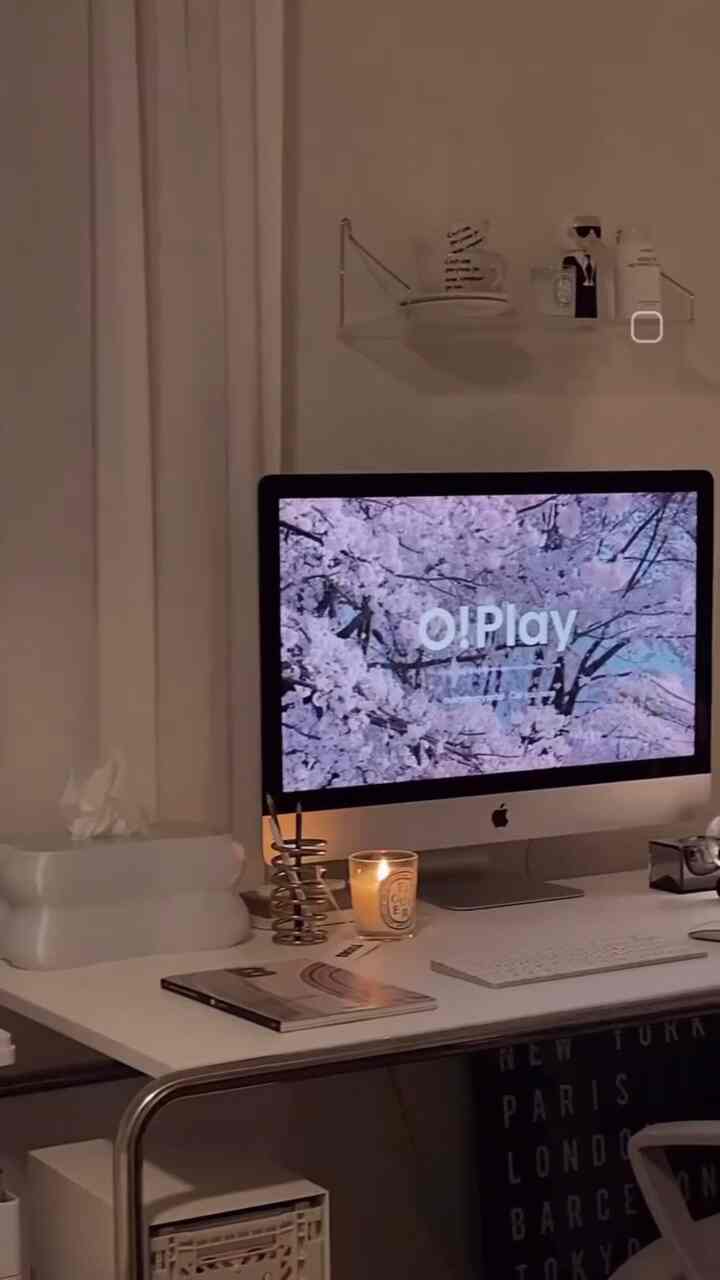 クリスマスソングが流れる居心地の良いホームオフィス。

#homeoffice #desk #desksetup #deskterrier #deskinterior #deskdecoration #workplace #workfromhome #candle #lighting #shelf #tissuecase #magazine