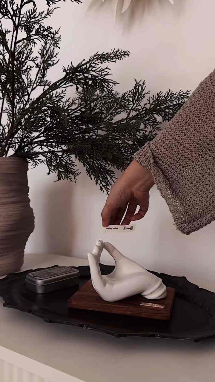Peaceful moment 🕊️


#livingroom #livingroominterior #livingroomdecoration #Incense  #paperincense #homefragrance #incenseholder #plate #decoration #interiorprops 
