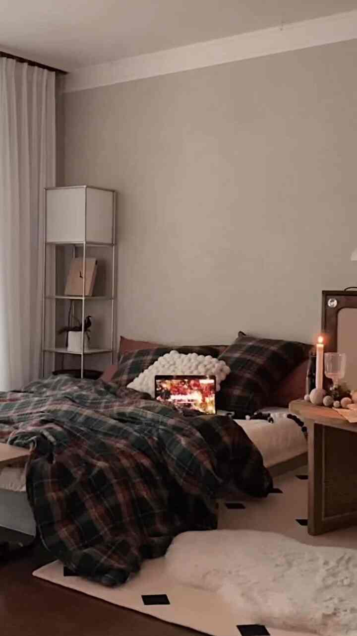 I’m quietly wrapping up the year these days!

#bedroom #bedroominterior #bedroomdecor #beddinginterior #cushion #christmas #Christmasprops #christmasdeco #candle #glasscup #lighting 