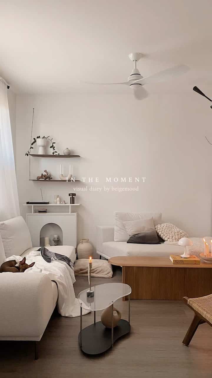 Interior ruang tamu musim dingin yang nyaman 🤎

#ruangtamu #livingroominterior #livingroomdecoration #shelf #fabricsofa #lightinginterior #lighting #candle #candlewarmer #walllamp #flos #ittala #plantbutler #plant #naturalinterior #cozylivingroom #dog