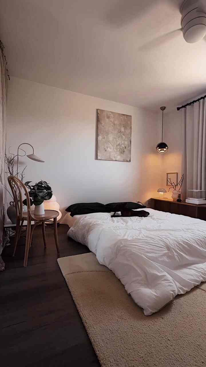 Slow Morning ☀️

#bedroom #bedroominterior #bedroomdecor #lamp #lightinginterior #lighting #rug #plant #planterrier #tonechair #planter #bedding #dog 