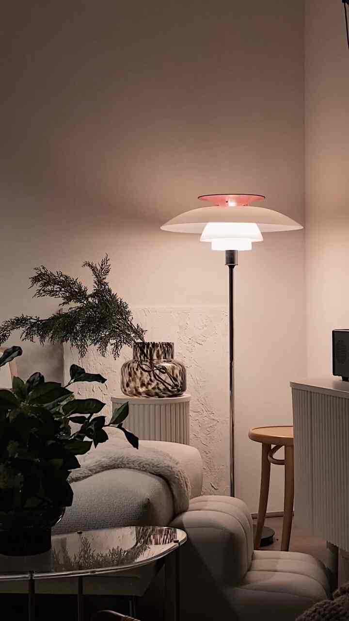 照明はインテリアデザインの最後の仕上げです💡

#lightinginterior #lighting #livingroom #livingroominterior #livingroomdecoration #vase #cozy #canvasframe #homedecor #LouisPoulsen #PH80 #floorlamp #lamp
