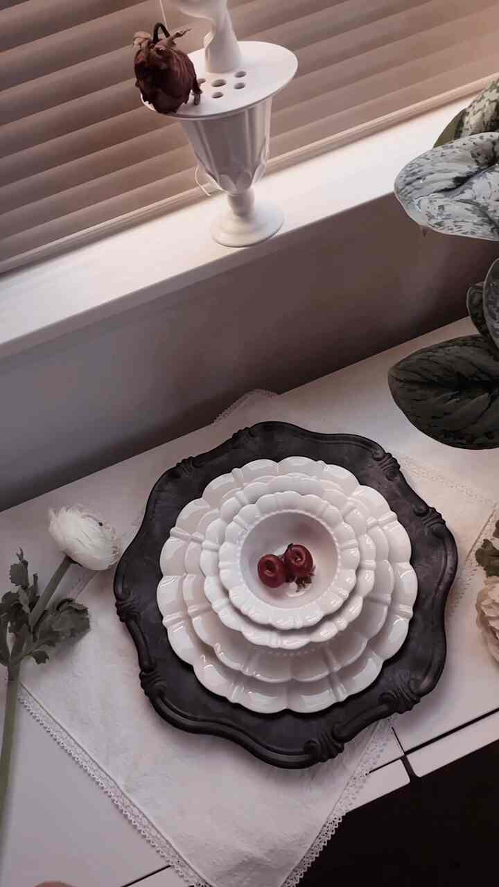 My current favorite plates! 


#plate #diningroom #diningspace #bowl #flower #vase #flowerinterior #Planterrier #blind #tablemat 