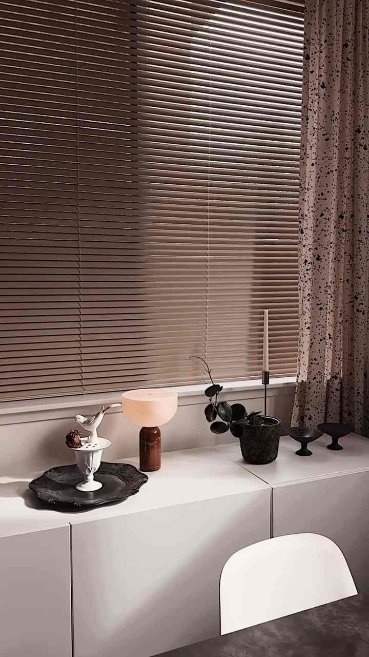 Sideboard styling.

#diningroom #diningroominterior #sideboard #ikea #besta #candle #lamp #lighting #curtainstyling #blind #plate #vase 