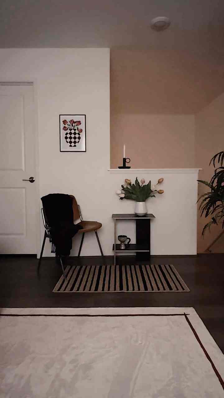 Menunggu musim semi 🌷

#ruangtamu #livingroominterior #livingroomdecoration #sidetable #vintagechair #castelli #vase #flower #flowerinterior #artificialflowers #blanket #rug #candleholder #poster #posterframe