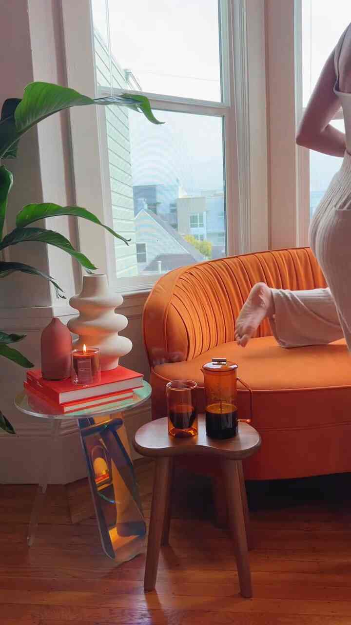 Nuansa sore di sudut postmodern penuh warna milikku ❣️ #couch #stylingtips #livingroominspo