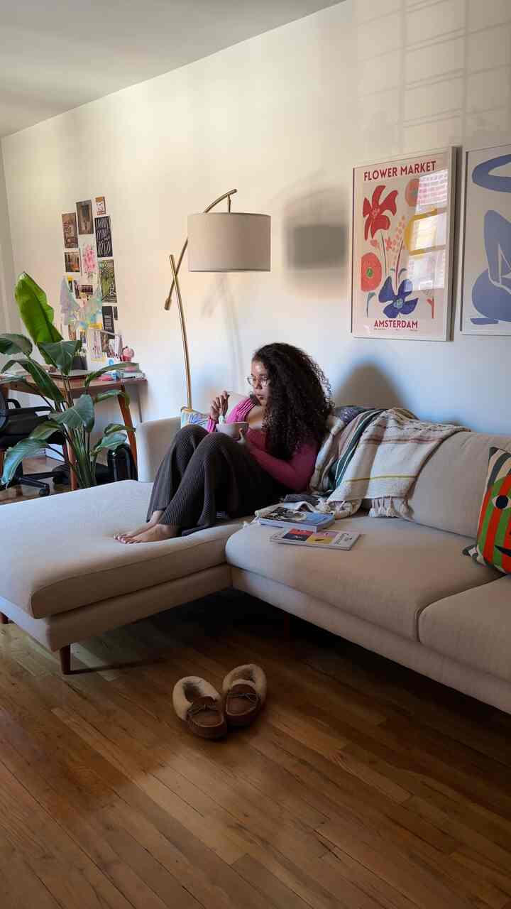 Vinyl playing and cozy breakfast to start a weekend day 🥣✨ #moderneclectic #colorfulinterior #lifeathome