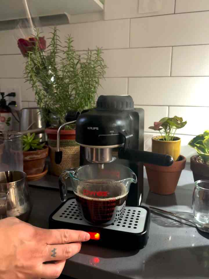 Plant watering day, but first, coffee break 😌

#kitchentile #kitchenitems #biophilichome #plants #kitchenplants