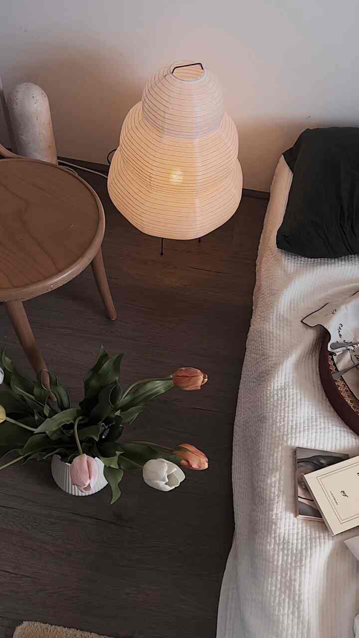 🌷🌷

#bedroom #bedroominterior #hometour #bedroomdecor #lighting #lamp #lightinginterior #tonchair #paperlamp #floorlamp #flower #flowerinterior #springinterior 