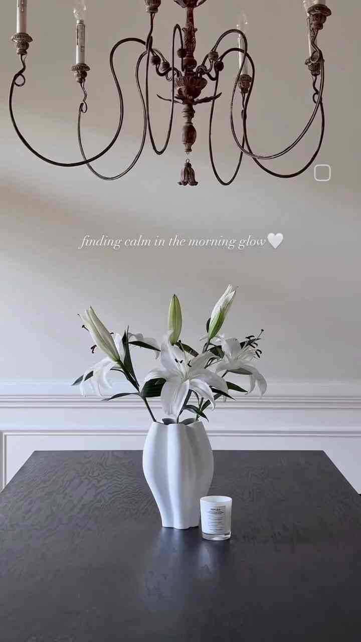 優しいリマインダー: 心を落ち着かせ、人生の小さな瞬間を大切にすることを忘れないでください🤍
#minimalinterior #minimal #slowliving #selflove #selfcare #vase #flowerarrangement #candle #homedecor