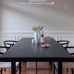 fresh flowers and sweets—because self-love is always in season🌷💗✨
#minimalinterior #diningroom #vase #flowerarrangement #tablesetting #table #homedecor #glassware #tableware #candle