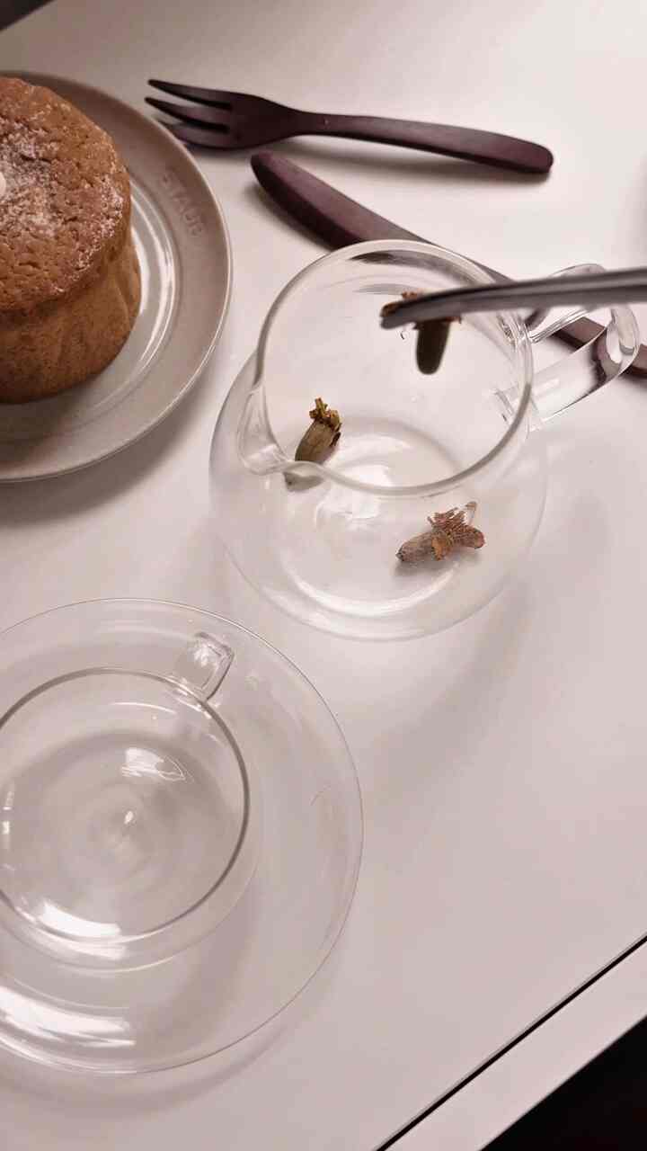 Calm morning


#teatime #teacup #teapot #flowertea #chamomiletea #desert #plate #flower #vase #tea #calm 