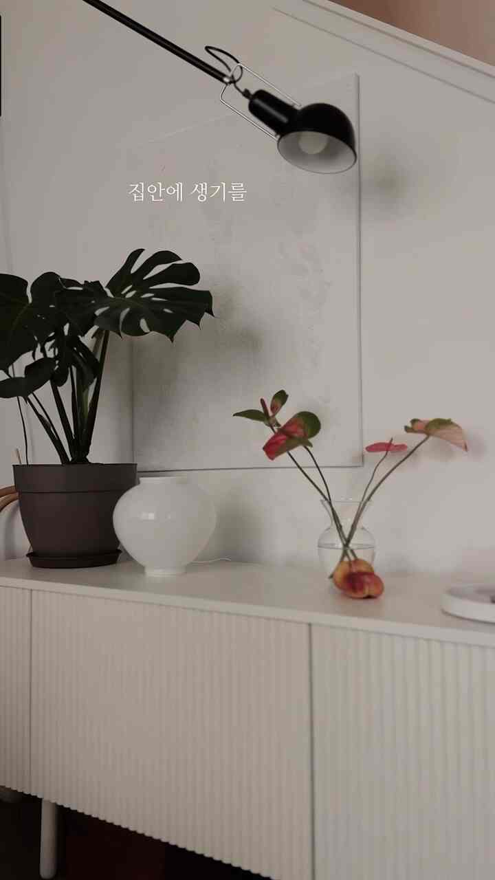 I feel so happy when I spend time with flowers. I love the energy they bring to a space.

#livingroom #livingroominterior #livingroomdecoration #coffeetable #vase #plant #Planterrier #plantinterior #flower #flowerinterior #interiorprops #lamp #candle #homedecor #deck 