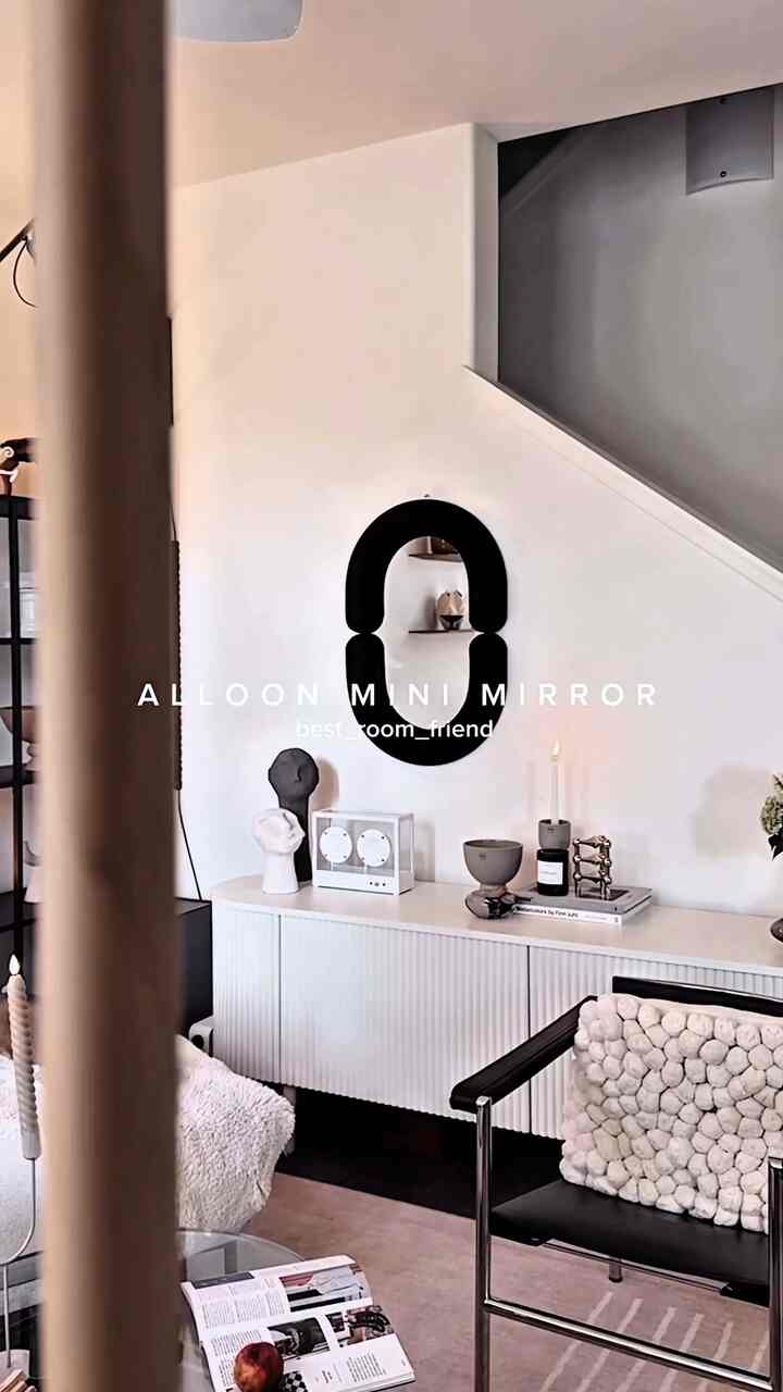 I really love the livingroom with chic black accents🖤🖤


#livingroom #livingroominterior #livingroomdecoration #mirror #wallmirror #midcenturymorden #candleholder #Figure #Bluetoothspeaker #loungechair #cassina #cushion #flower #flowerinterior 

