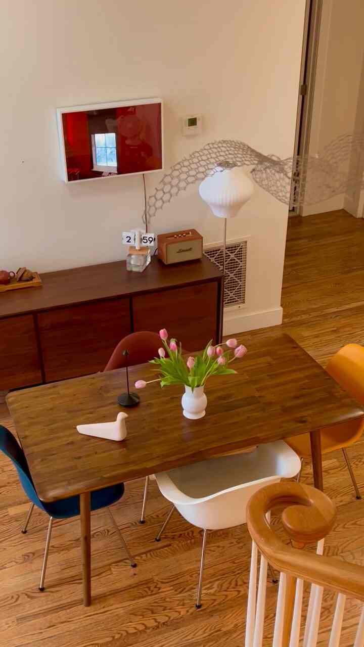 Bird flying over my dining room 🦅 Enjoying the stillness on an otherwise busy Wednesday!

#diningtable #diningroom #diningchair #diningroominterior #diningspace #dining #diningtablelighting #bird #mobil #spring #springinterior #cozy