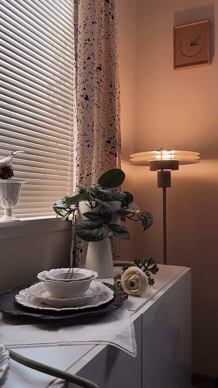 Rainy day dining room vibes.


#diningroom #diningroominterior #diningspace #lamp #lighting #lightinginterior #moodlighting #plate #plantpot #plant #Planterrier #plantinterior #vase #flower #flowerinterior #flowerdecor 