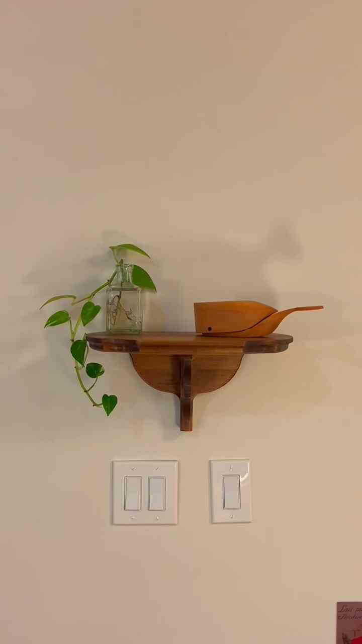 Installed a new small shelf! It is by a Korean brand Cloudsalmon. I have been wanting a small wooden shelf like this for awhile so happy to have found it. Going to rotate what goes on to the shelf but for now, I placed a wooden whale sculpture and a small pothos.

#shelf #woodenshelf #shelfinterior #warm #warmfeeling #shelfdecoration 