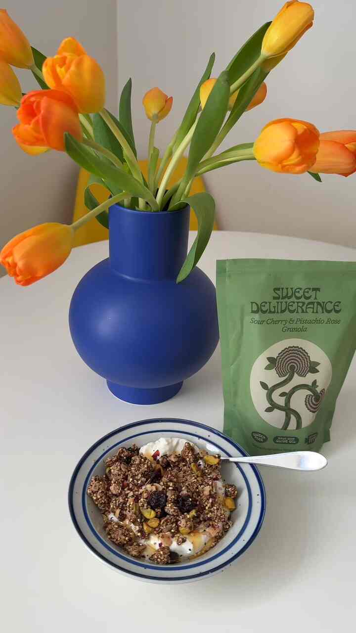 "Babe, breakfast is ready" — me to me 😌🥣🌷
#diningtable #breakfast #tulips #springinterior #moderneclectic 