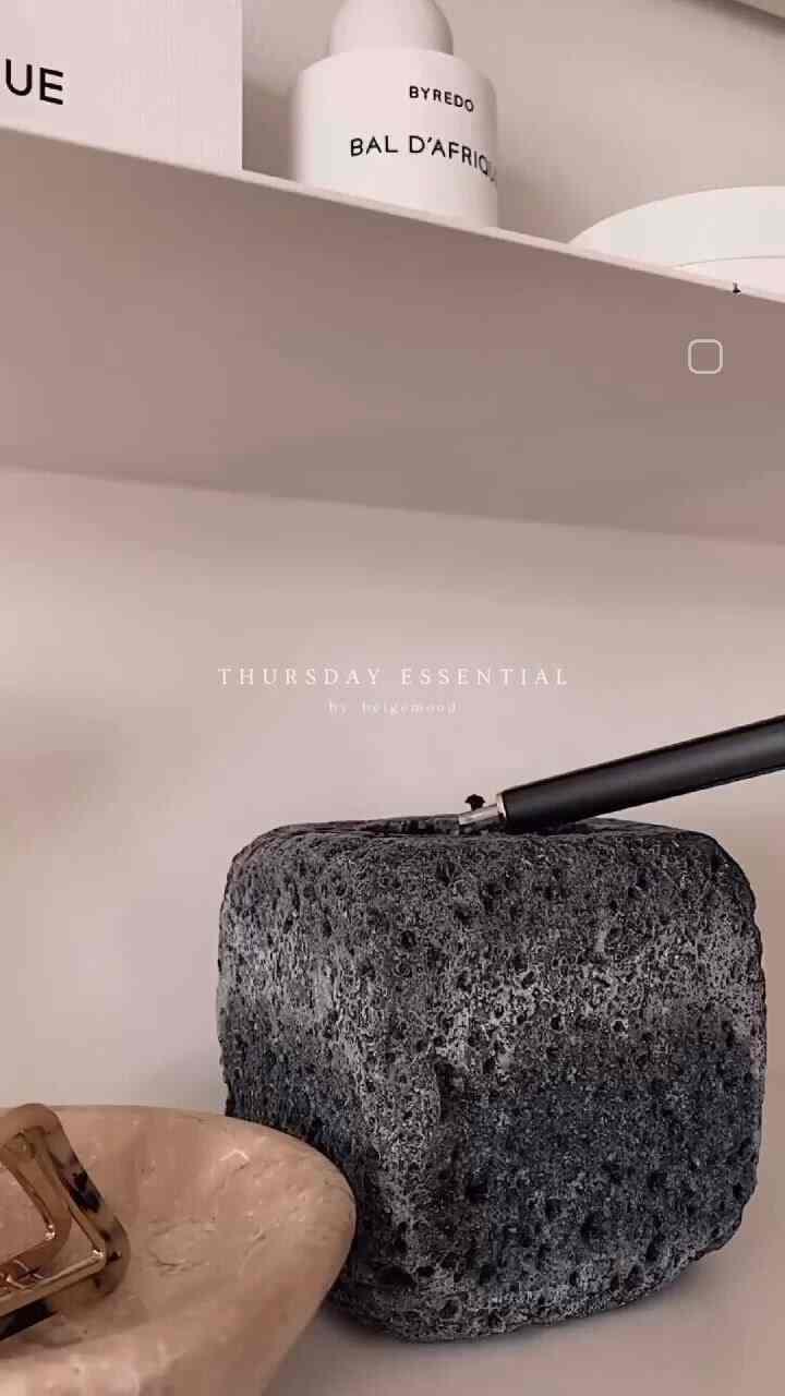 Shelf decor 🖤


#shelf #shelfinterior #shelfdecoration #shelfie #fragrance #perfume #homefragrance #calender #eamsbird #candle 