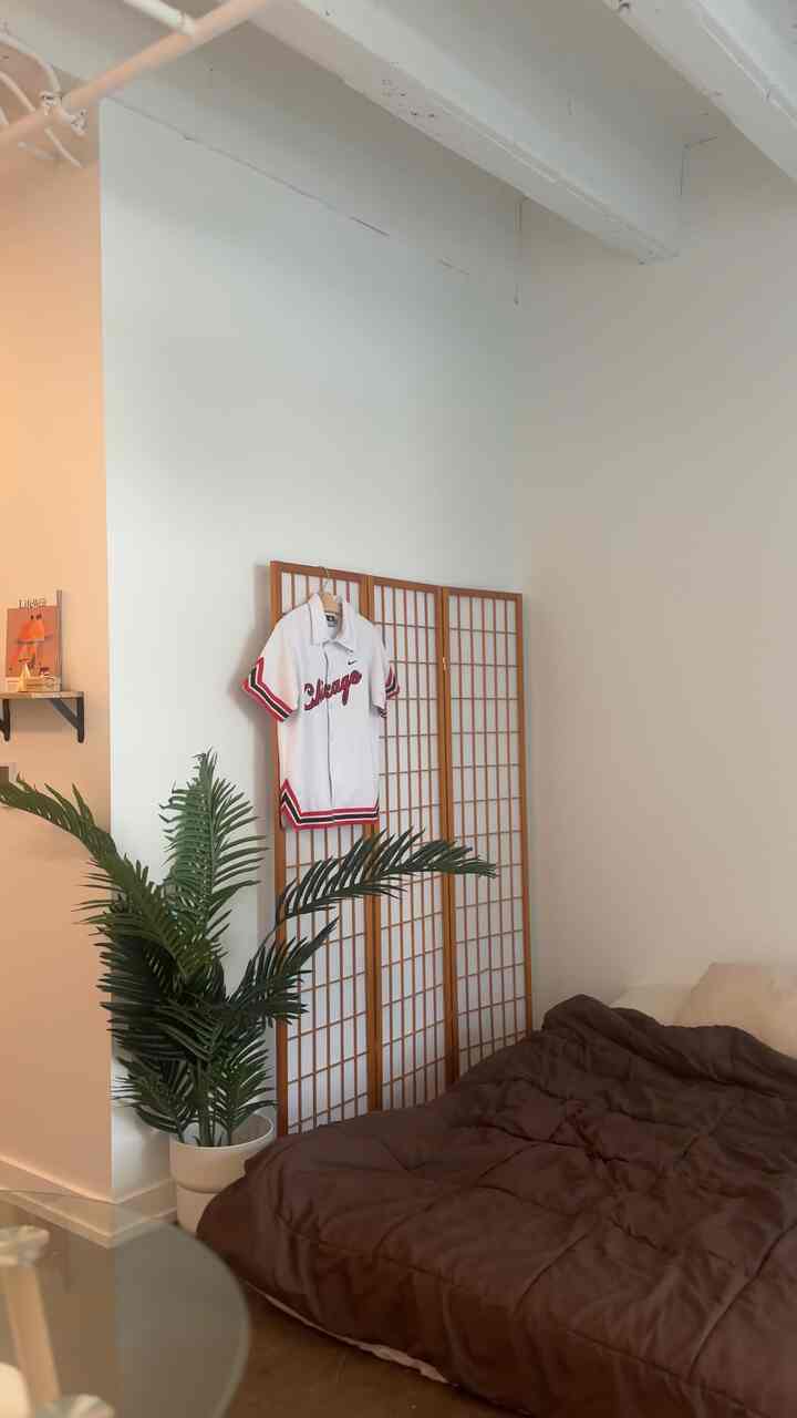 penataan kamar tidur yang nyaman di rumah bergaya Jepang saya 🫶. membuat kamar tidur saya senyaman mungkin bukan hanya sebuah seni tetapi juga hadiah untuk diri saya sendiri, beristirahat dengan cukup adalah hal terbaik yang dapat Anda lakukan untuk diri sendiri 🫶🫶 #japandi #japaneseinterior #minimalinterior #studio #mcm