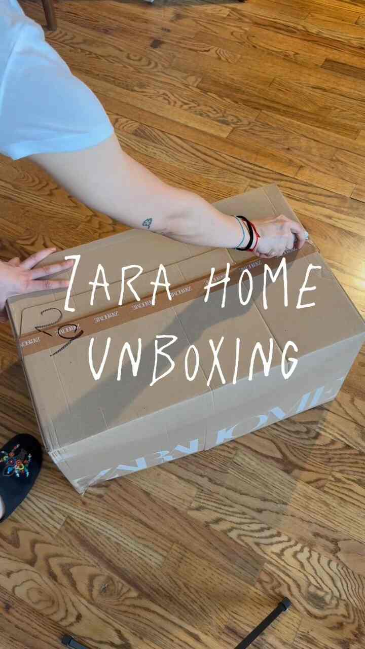 Bought a few things from Zara Home with a gift card I got from Ohouse! Unboxing + how I styled them!

#zarahome #tray #linennapkins #woodtray #unboxing