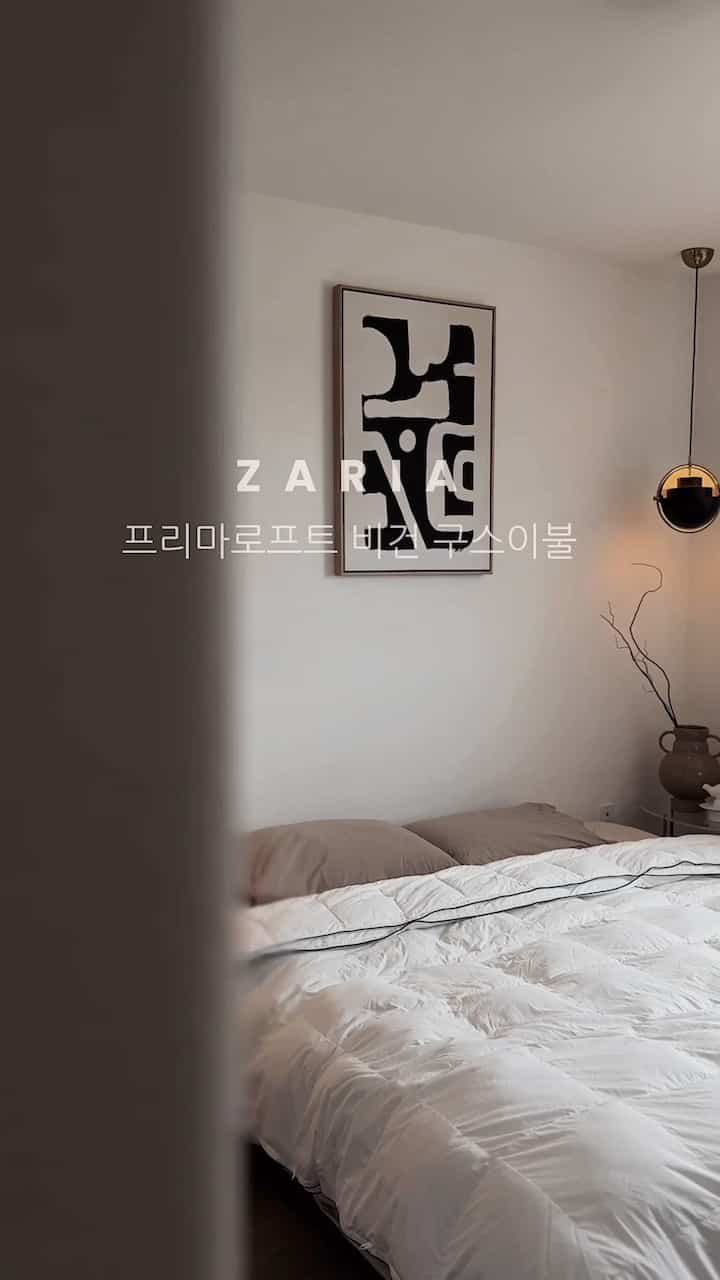 New bedding 🤍


#bedroom #bedroominterior #bedroomdecor #beddinginterior #comforter #zaria #lamp #lighting #lightinginterior #dog #EamesTable #canvasframe #artwall 