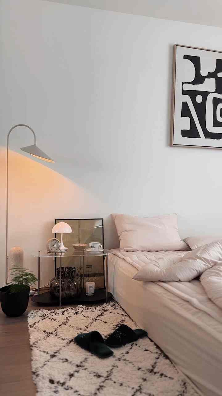 Made for snuggle.
This pet-friendly bedding makes everyone happy🐶


#bedroominterior #bedroom #bedroomdecor #bedding #beddingset #petterrier #Petinterior #petfrendly #dog #japandi #lamp #lighting #lightinginterior #mood #cozy #cozyroom #sidetable #rug #canvasframe 