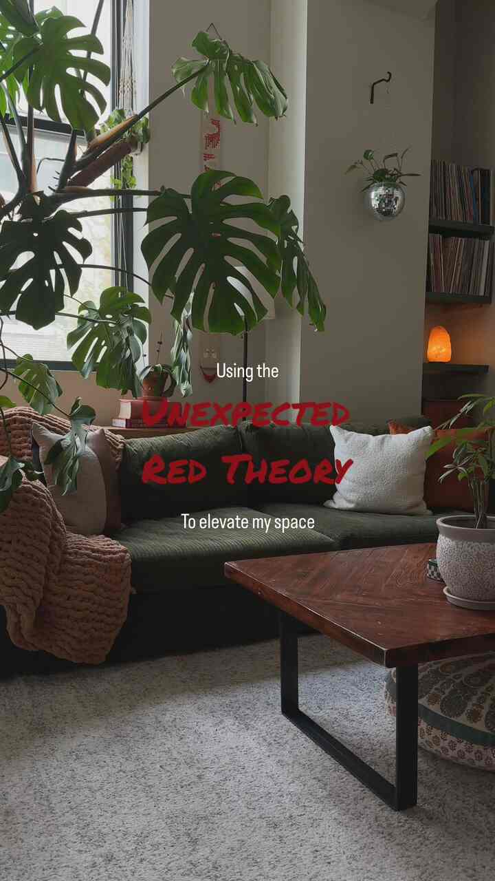 Sentuhan warna merah. Tak terduga, tapi pas. 🍓🍄📕 //#unexpectedredtheory #interiorstyle #designdetails #loftdecor #homedecor #loftliving #chicagoloft #plantaesthetic