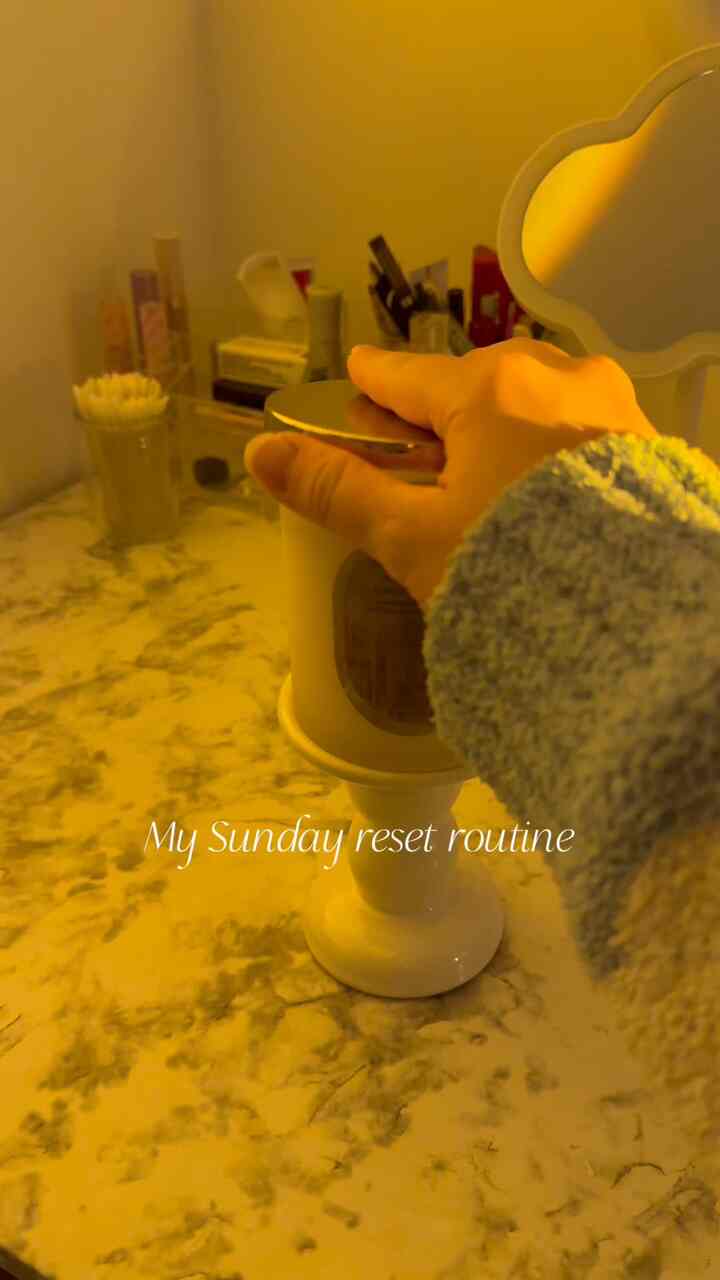 My Sunday reset routine before the work week is all about relaxing with my favorite soft lighting and adding Seasonal decor to enjoy the present. 

What about you? What’s your Sunday reset routine? 

#sundayreset #routine #lighting #candles #romantic #frenchmodern 