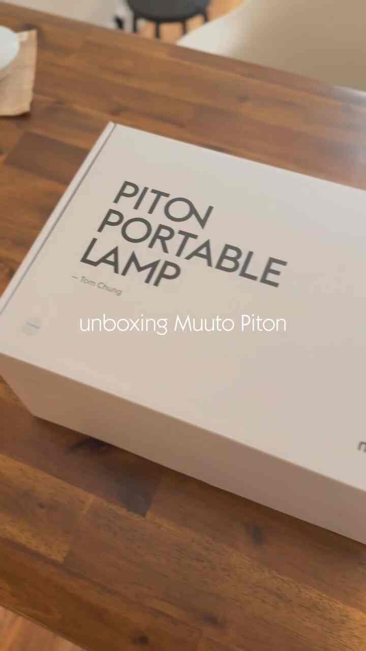 Lampu baru yang keren! Lampu Piton dari Muuto. Suka bentuknya yang eklektik namun minimalis dan mengingatkan saya pada terompet!

#muuto #lamp #lampaddict #piton #portablelamp #tablelamp #lighting #lightinginterior