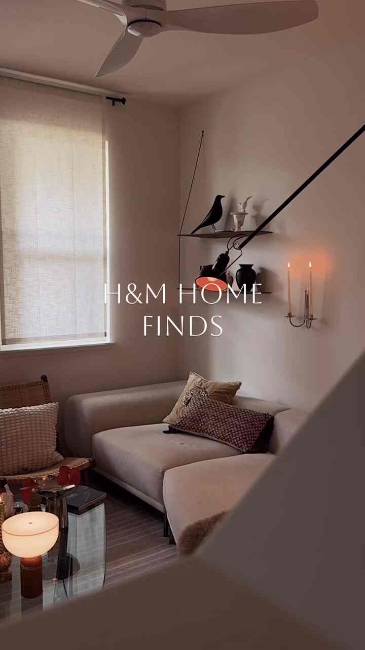 Baja antikarat + marmer = favoritku di H&M Home bulan Agustus 🤎

#interiorruangtamu #livingroom #livingroomdecoration #hmhome #autumn #autumninterior #japandi #candleholder #vase #flower #coffeetable #candlescone #stainlesssteel #marble #homedecor #interiordetails